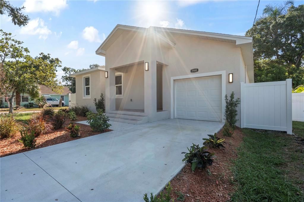 Active With Contract: $487,900 (3 beds, 2 baths, 1697 Square Feet)