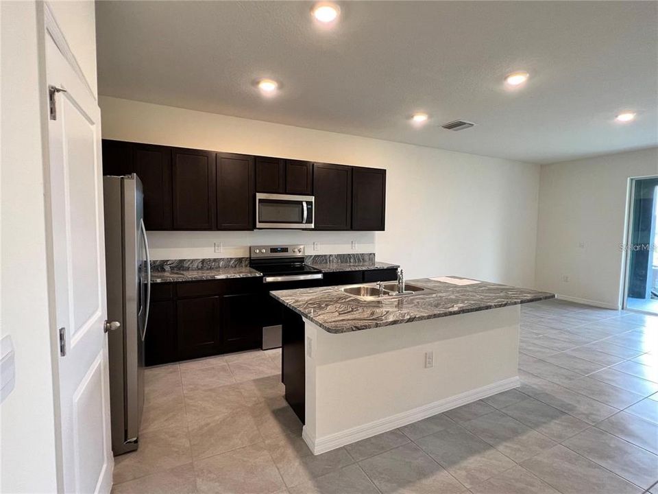 出租: $2,195 (3 贝兹, 2 浴室, 1673 平方英尺)