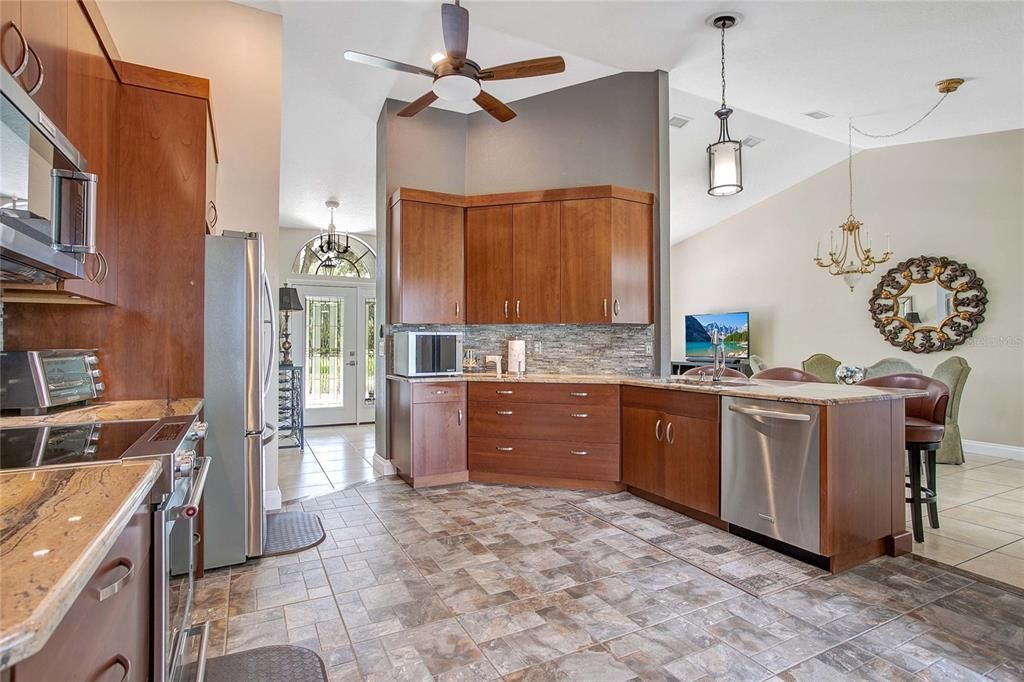 На продажу: $1,100,000 (4 спален, 2 ванн, 1825 Квадратных фут)