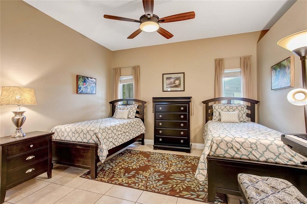 На продажу: $1,100,000 (4 спален, 2 ванн, 1825 Квадратных фут)