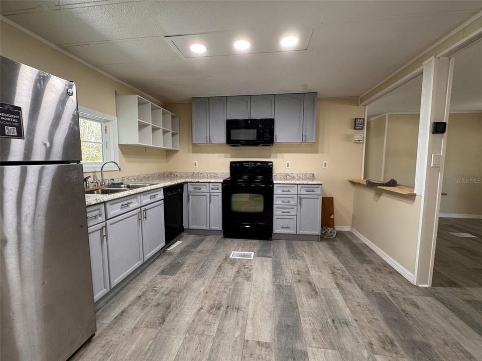 На продажу: $198,000 (2 спален, 2 ванн, 1152 Квадратных фут)