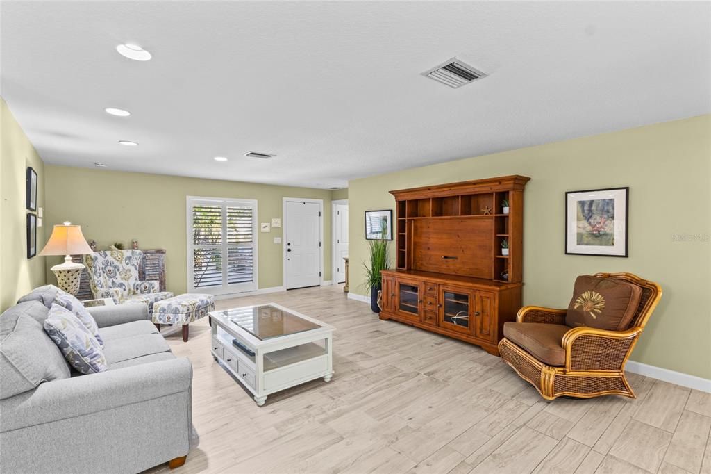 For Sale: $375,000 (2 beds, 2 baths, 2116 Square Feet)