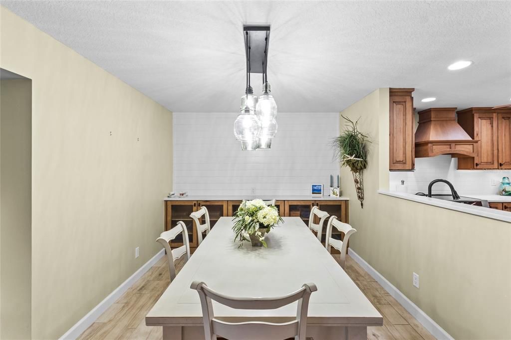 For Sale: $375,000 (2 beds, 2 baths, 2116 Square Feet)