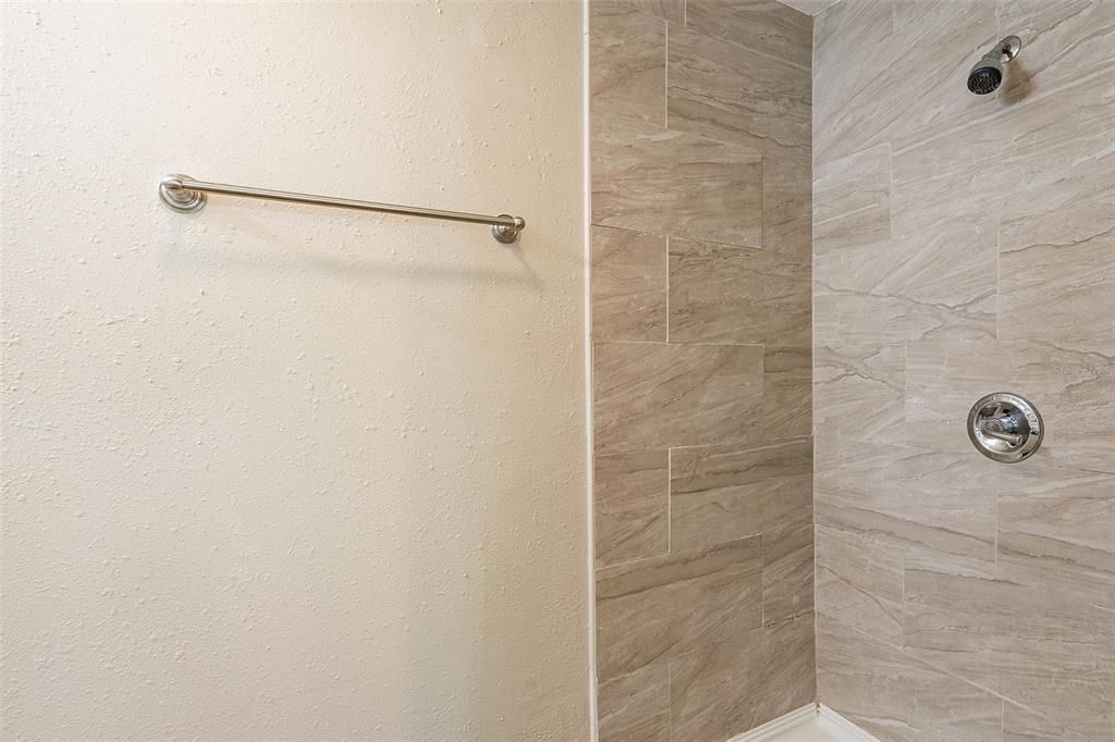 Activo con contrato: $260,000 (3 camas, 2 baños, 1108 Pies cuadrados)