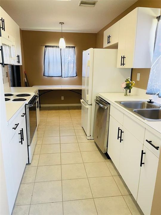 For Sale: $175,000 (2 beds, 2 baths, 1396 Square Feet)