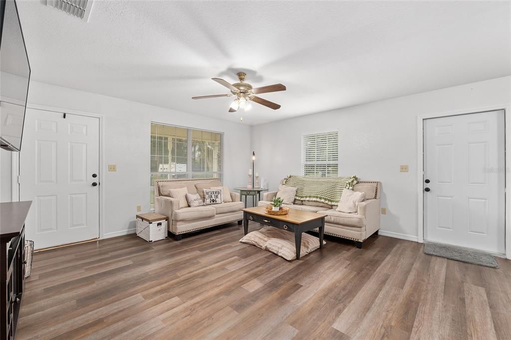 На продажу: $235,000 (3 спален, 2 ванн, 1040 Квадратных фут)