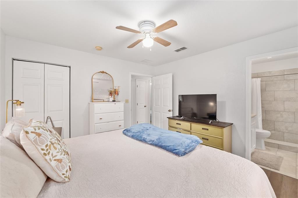 На продажу: $235,000 (3 спален, 2 ванн, 1040 Квадратных фут)