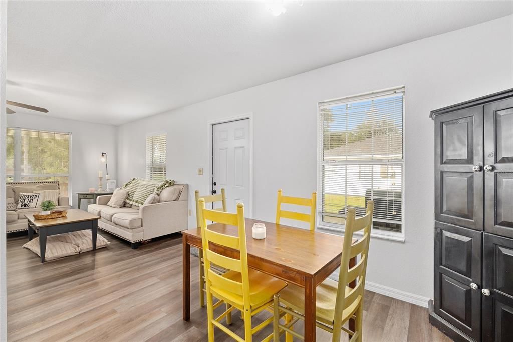 На продажу: $235,000 (3 спален, 2 ванн, 1040 Квадратных фут)