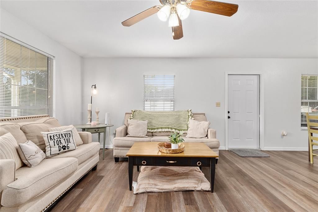 На продажу: $235,000 (3 спален, 2 ванн, 1040 Квадратных фут)