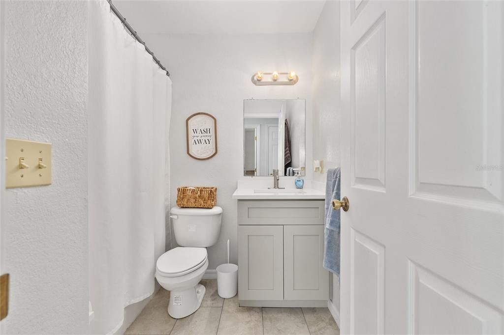 На продажу: $235,000 (3 спален, 2 ванн, 1040 Квадратных фут)