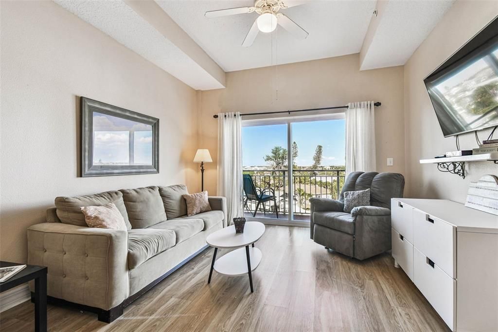 For Sale: $492,000 (2 beds, 1 baths, 770 Square Feet)