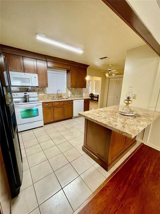 En Venta: $229,900 (2 camas, 2 baños, 1317 Pies cuadrados)