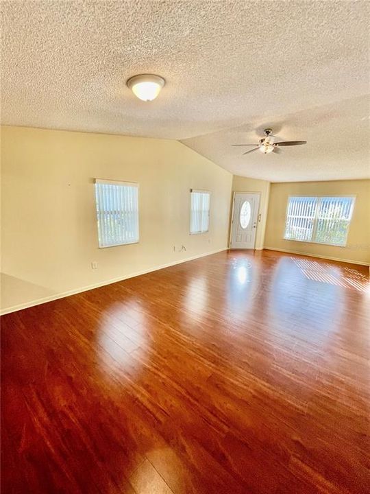 En Venta: $229,900 (2 camas, 2 baños, 1317 Pies cuadrados)