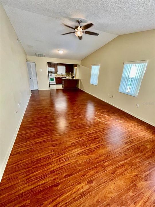 En Venta: $229,900 (2 camas, 2 baños, 1317 Pies cuadrados)