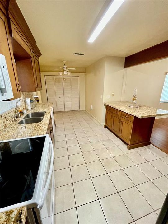 En Venta: $229,900 (2 camas, 2 baños, 1317 Pies cuadrados)