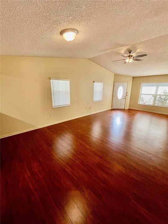 En Venta: $229,900 (2 camas, 2 baños, 1317 Pies cuadrados)