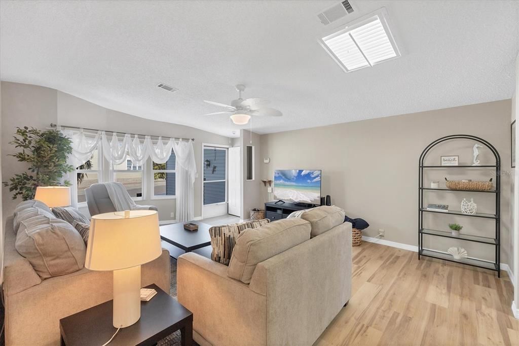 For Sale: $325,000 (2 beds, 2 baths, 1492 Square Feet)