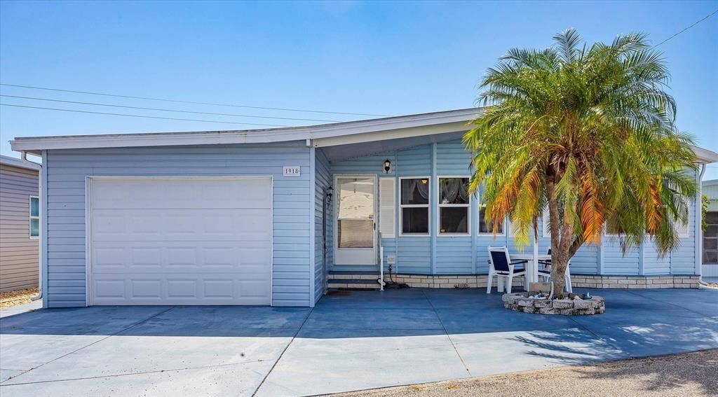 For Sale: $325,000 (2 beds, 2 baths, 1492 Square Feet)