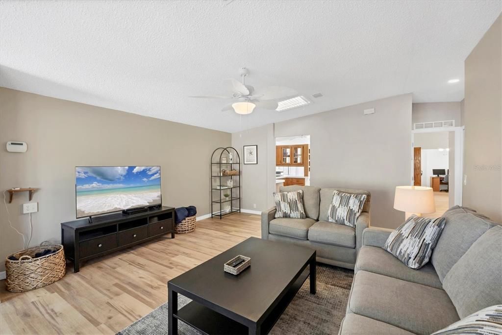 For Sale: $325,000 (2 beds, 2 baths, 1492 Square Feet)