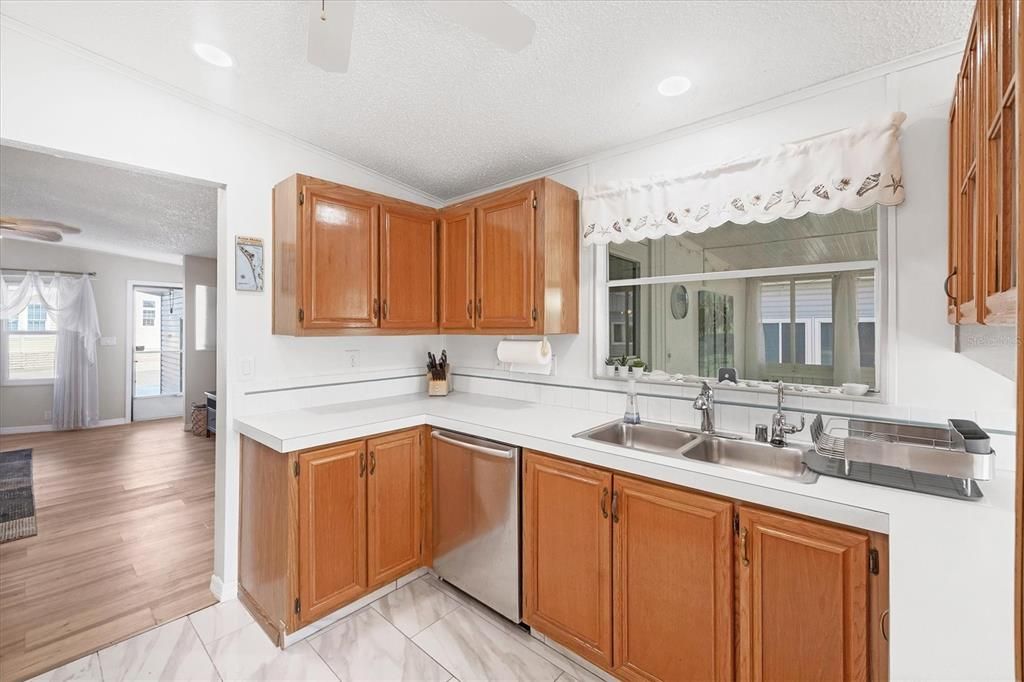 For Sale: $325,000 (2 beds, 2 baths, 1492 Square Feet)