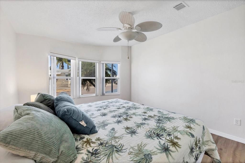 For Sale: $325,000 (2 beds, 2 baths, 1492 Square Feet)