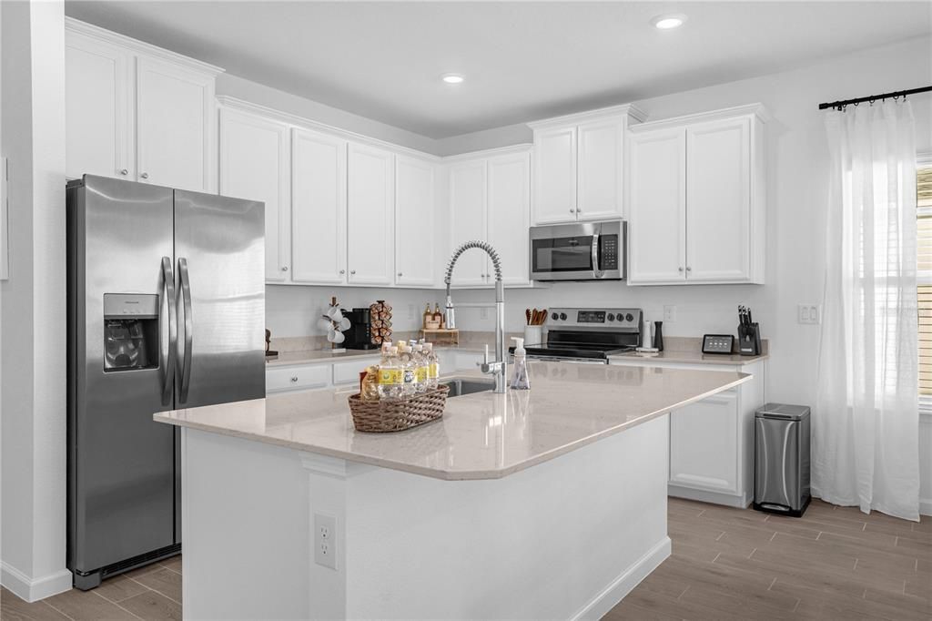 For Sale: $325,000 (3 beds, 2 baths, 1755 Square Feet)