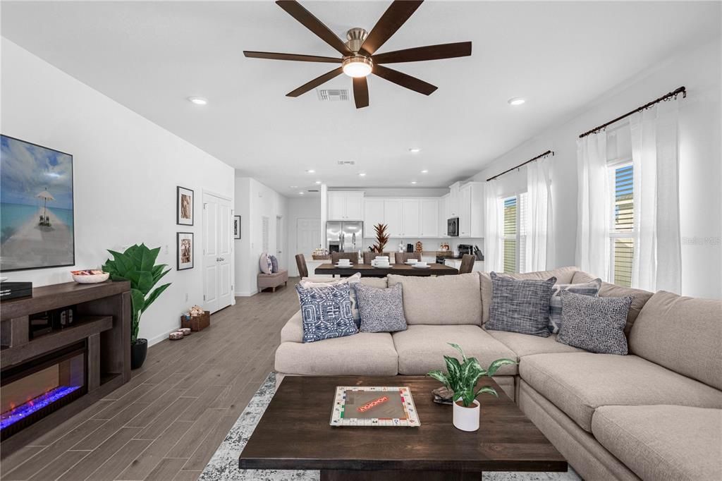 For Sale: $325,000 (3 beds, 2 baths, 1755 Square Feet)