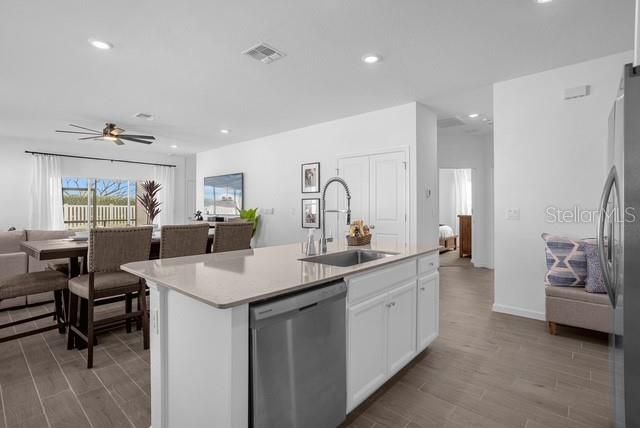 For Sale: $325,000 (3 beds, 2 baths, 1755 Square Feet)