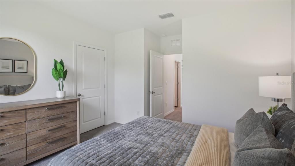 Activo con contrato: $411,990 (4 camas, 2 baños, 2305 Pies cuadrados)