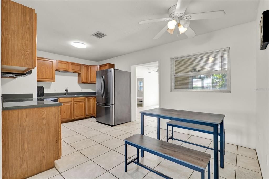 На продажу: $350,000 (4 спален, 2 ванн, 1715 Квадратных фут)