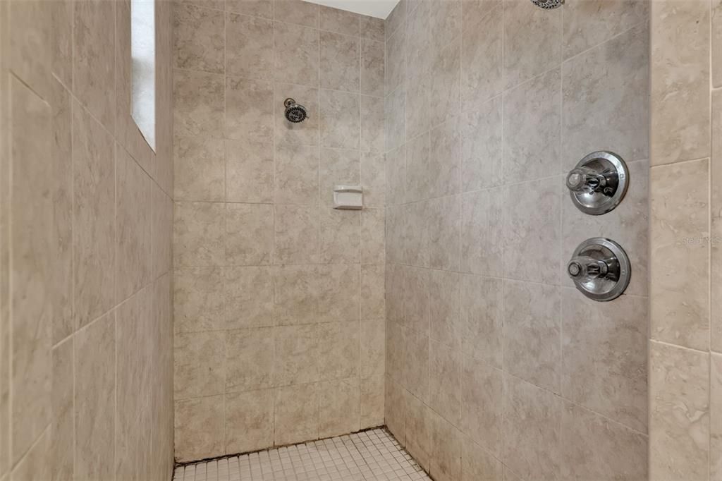 На продажу: $350,000 (4 спален, 2 ванн, 1715 Квадратных фут)