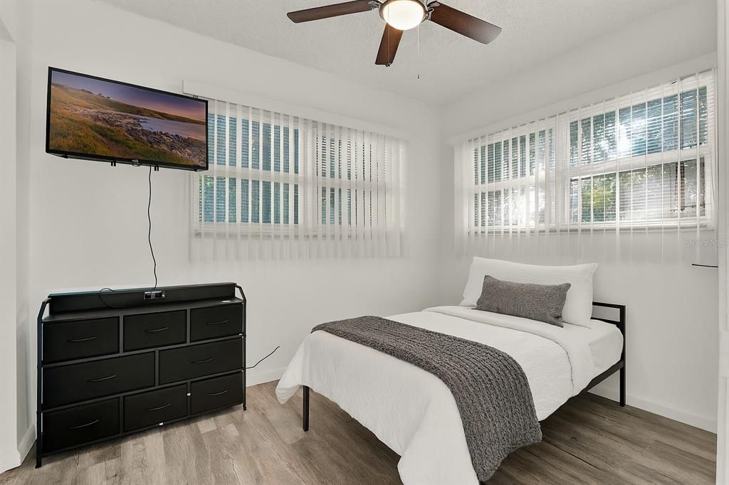 На продажу: $350,000 (4 спален, 2 ванн, 1715 Квадратных фут)