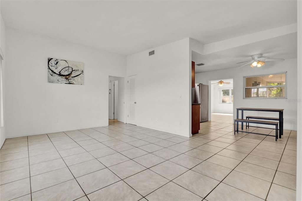 На продажу: $350,000 (4 спален, 2 ванн, 1715 Квадратных фут)