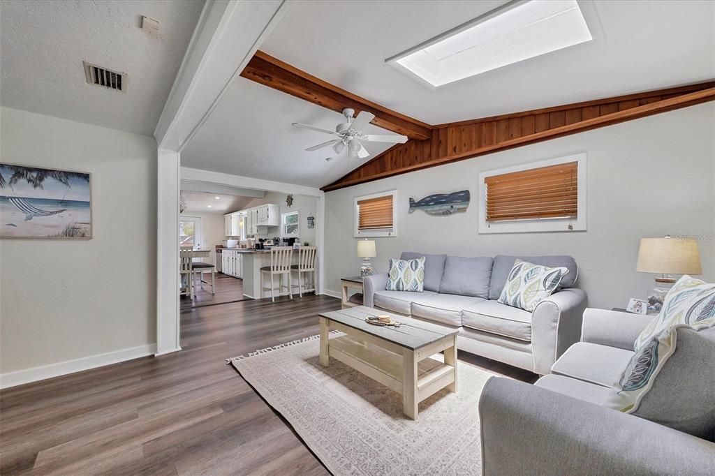 На продажу: $375,000 (3 спален, 2 ванн, 1333 Квадратных фут)