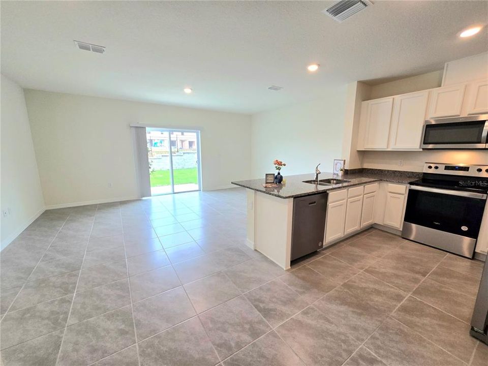 For Rent: $1,800 (3 beds, 2 baths, 1673 Square Feet)