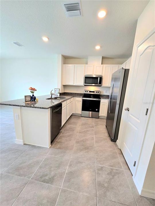 For Rent: $1,800 (3 beds, 2 baths, 1673 Square Feet)