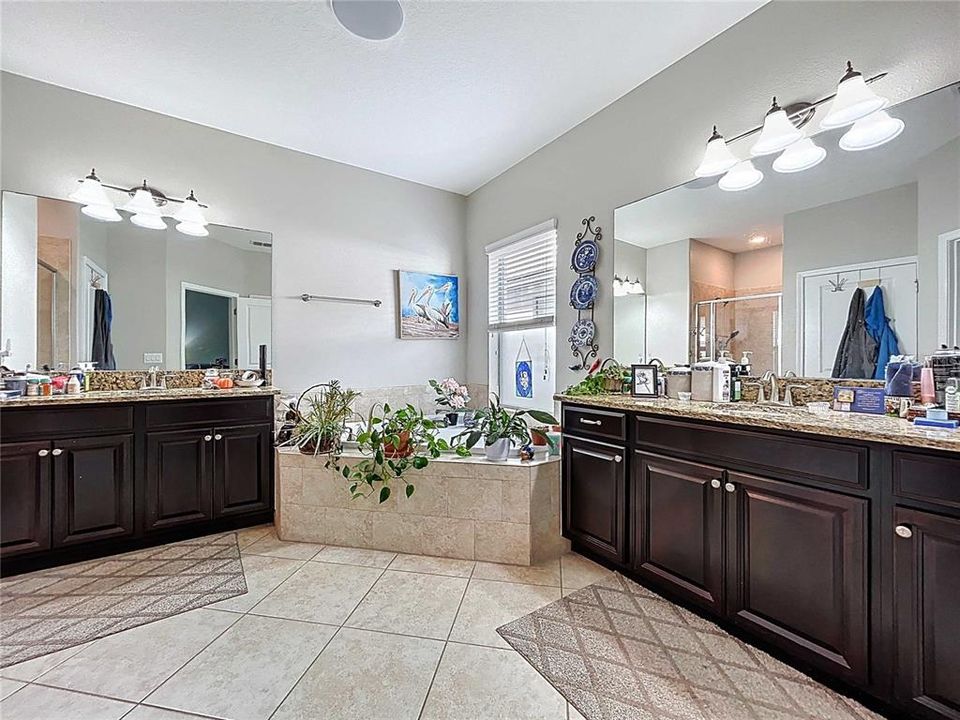 For Sale: $544,999 (5 beds, 3 baths, 3777 Square Feet)