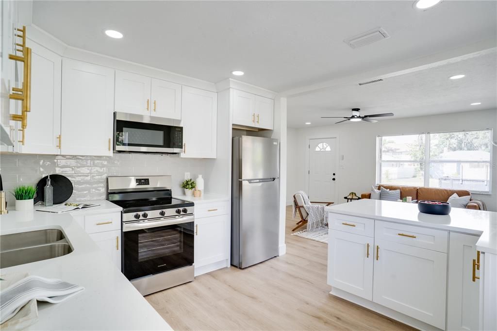 For Sale: $339,000 (3 beds, 1 baths, 974 Square Feet)