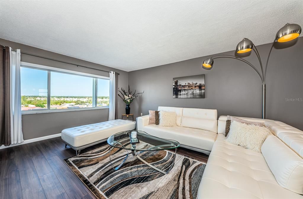 For Sale: $239,999 (1 beds, 1 baths, 815 Square Feet)