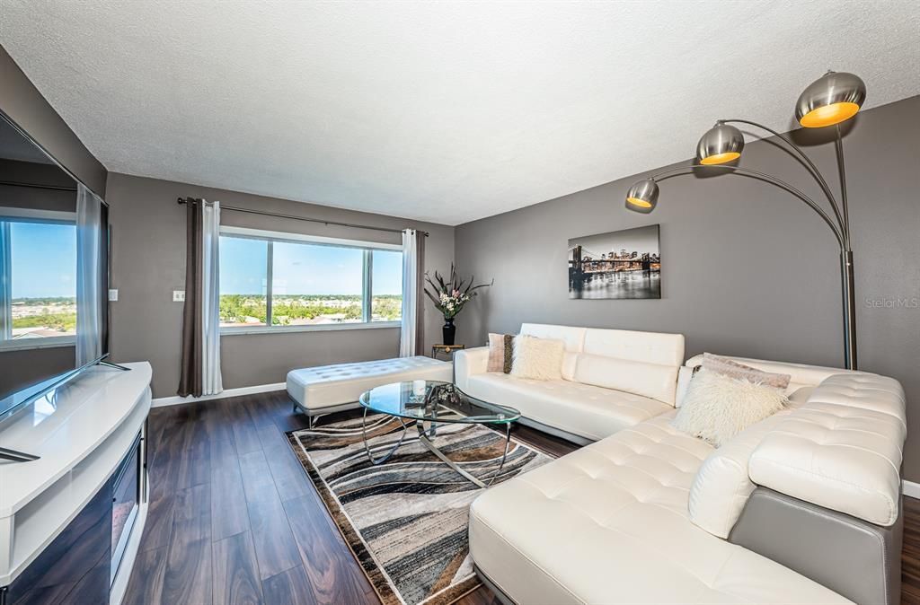 For Sale: $239,999 (1 beds, 1 baths, 815 Square Feet)