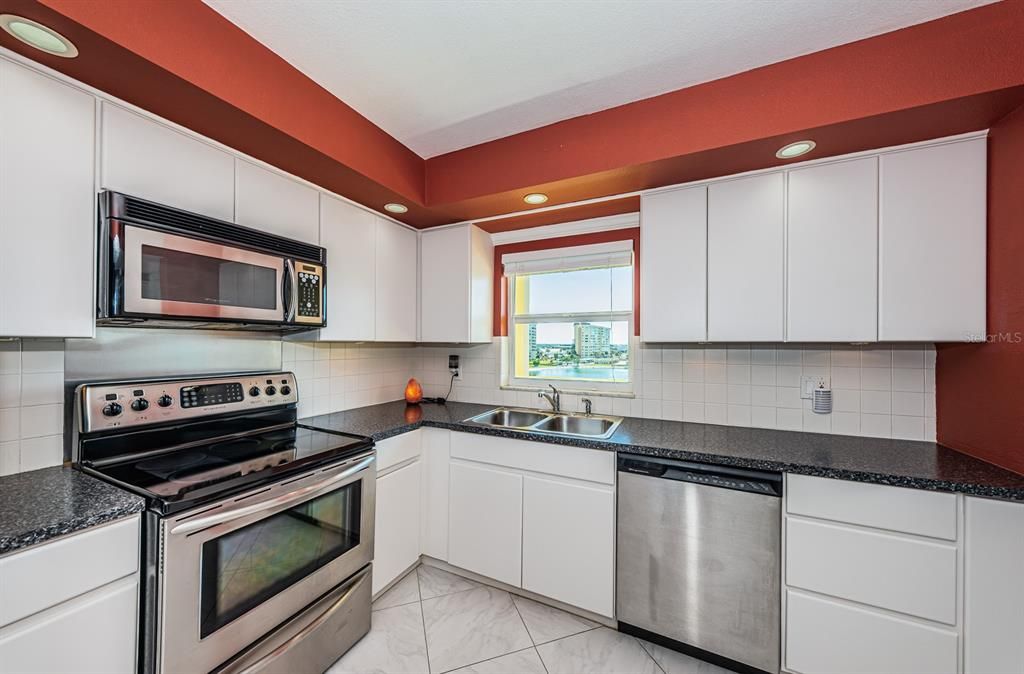 For Sale: $239,999 (1 beds, 1 baths, 815 Square Feet)