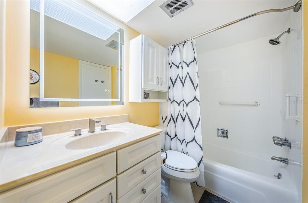 For Sale: $239,999 (1 beds, 1 baths, 815 Square Feet)