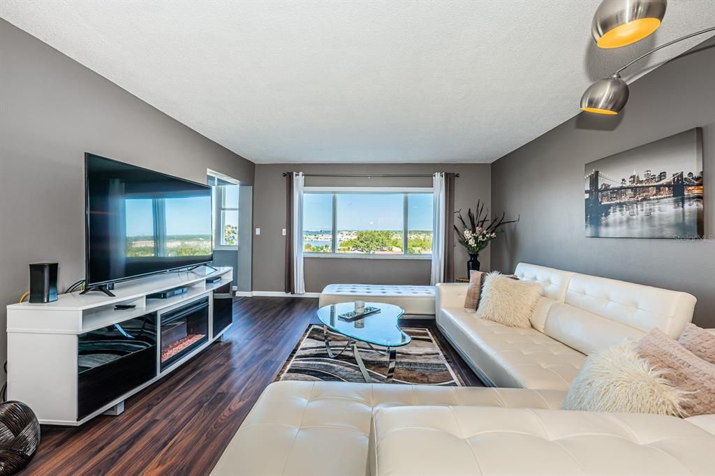 For Sale: $239,999 (1 beds, 1 baths, 815 Square Feet)