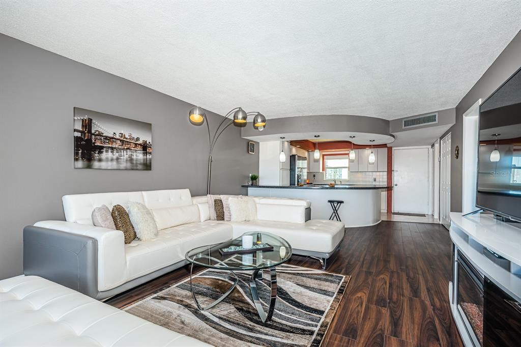 For Sale: $239,999 (1 beds, 1 baths, 815 Square Feet)