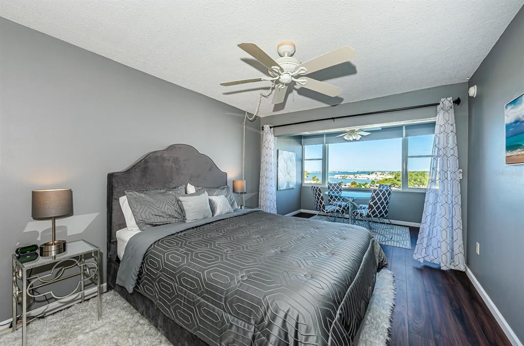 For Sale: $239,999 (1 beds, 1 baths, 815 Square Feet)