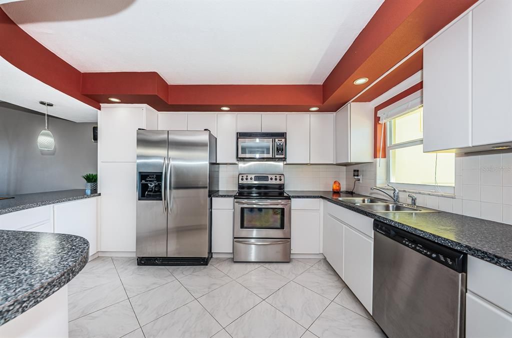 For Sale: $239,999 (1 beds, 1 baths, 815 Square Feet)