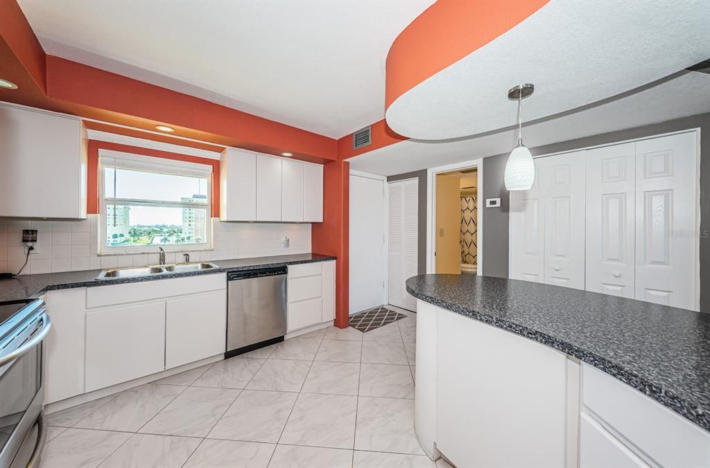 For Sale: $239,999 (1 beds, 1 baths, 815 Square Feet)