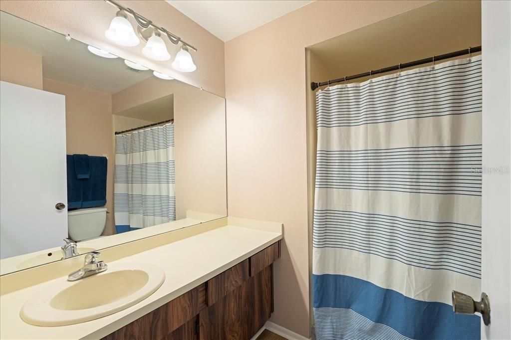 合同活跃: $179,900 (2 贝兹, 2 浴室, 900 平方英尺)