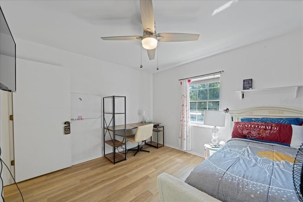 合同活跃: $179,900 (2 贝兹, 2 浴室, 900 平方英尺)