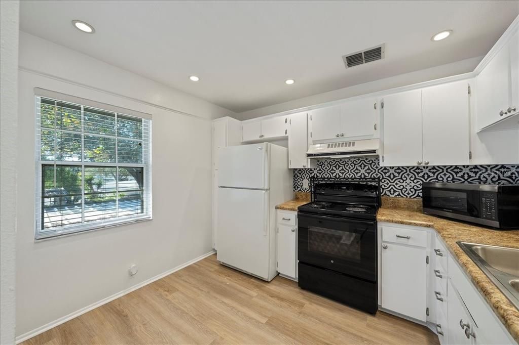 合同活跃: $179,900 (2 贝兹, 2 浴室, 900 平方英尺)